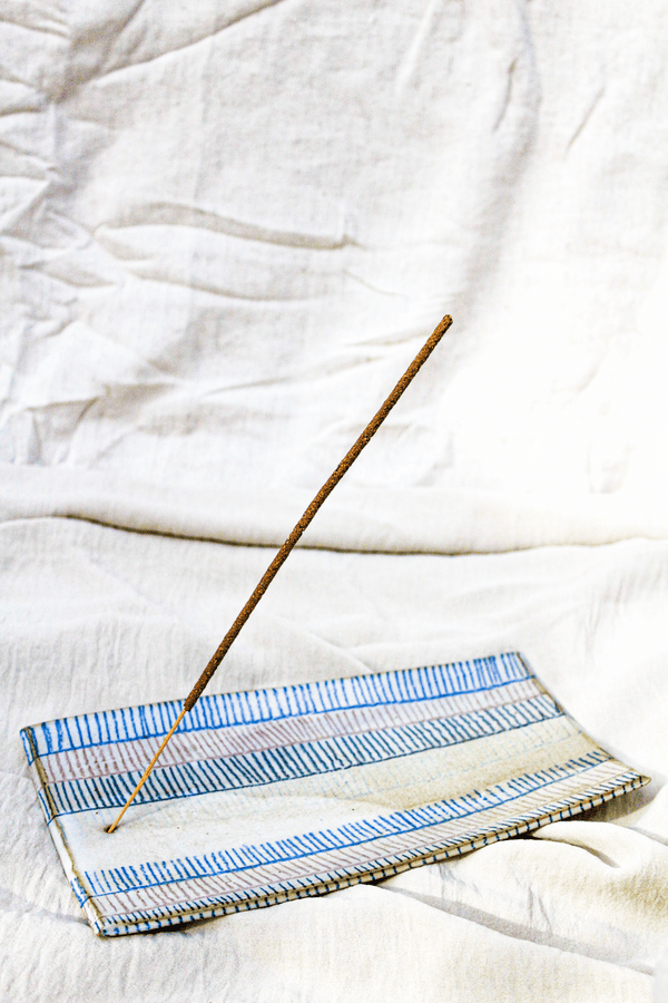 fotografía de producto de un portaincienso textura rayada