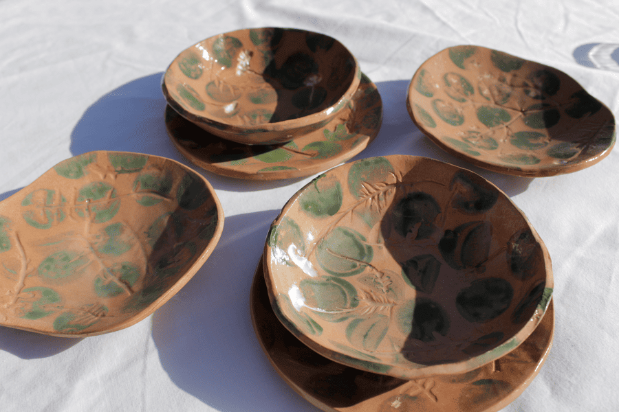 fotografía de producto de vajilla de platos de barro rojizo