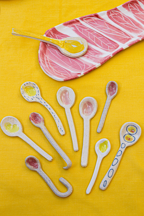 fotografía de producto de cucharas y plato