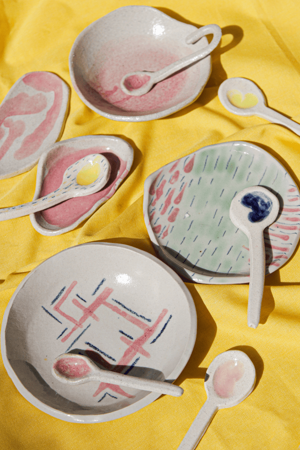 fotografía de producto de platos y cucharas