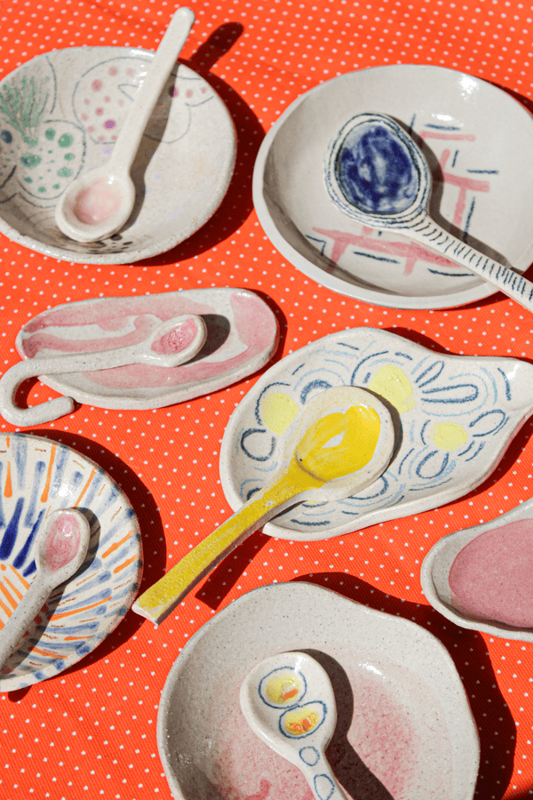 fotografía de producto de platos y cucharas