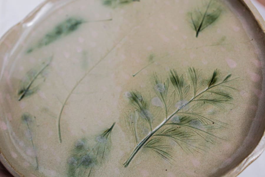 detalle de fotografía de producto de plato hojas texturadas