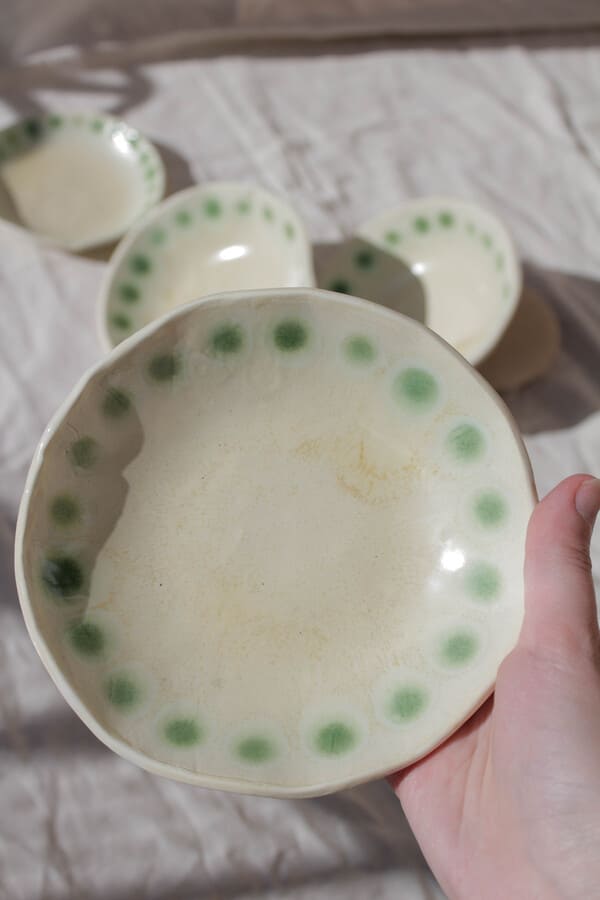 fotografía de producto de vajilla de platos de cerámica artesanal