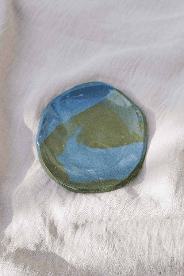 fotografía de producto de un platito azul y verde